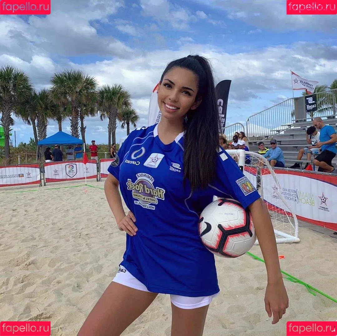 Tara Yazdi Onlyfans Photo Gallery 