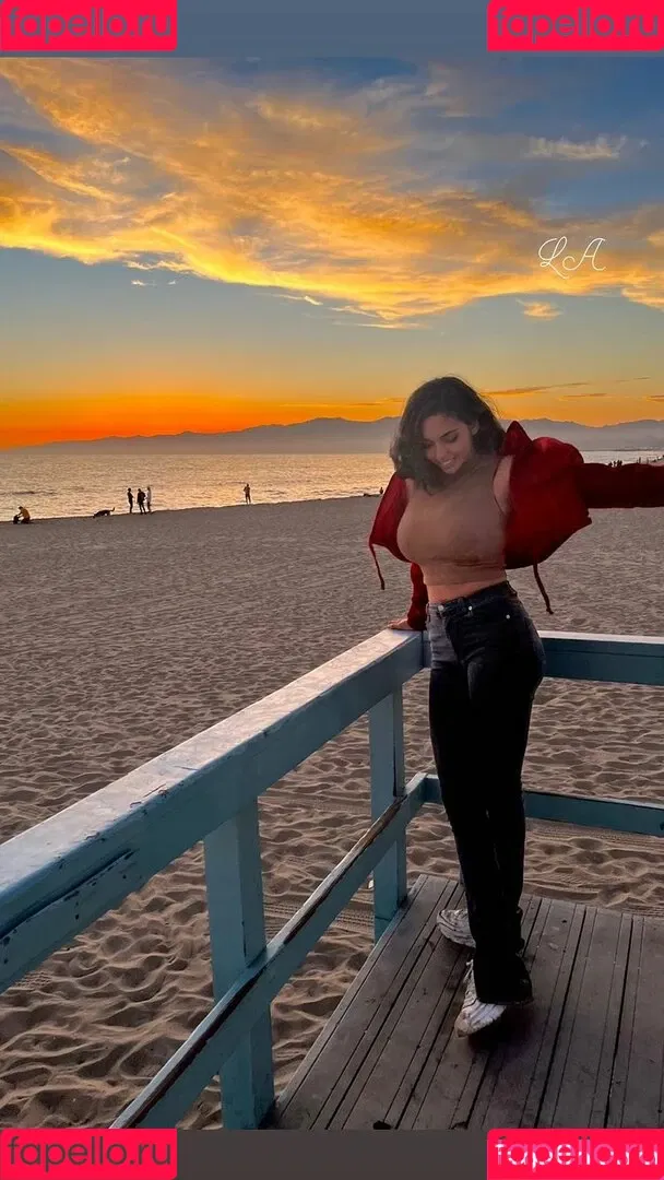 Tara Yazdi Onlyfans Photo Gallery 