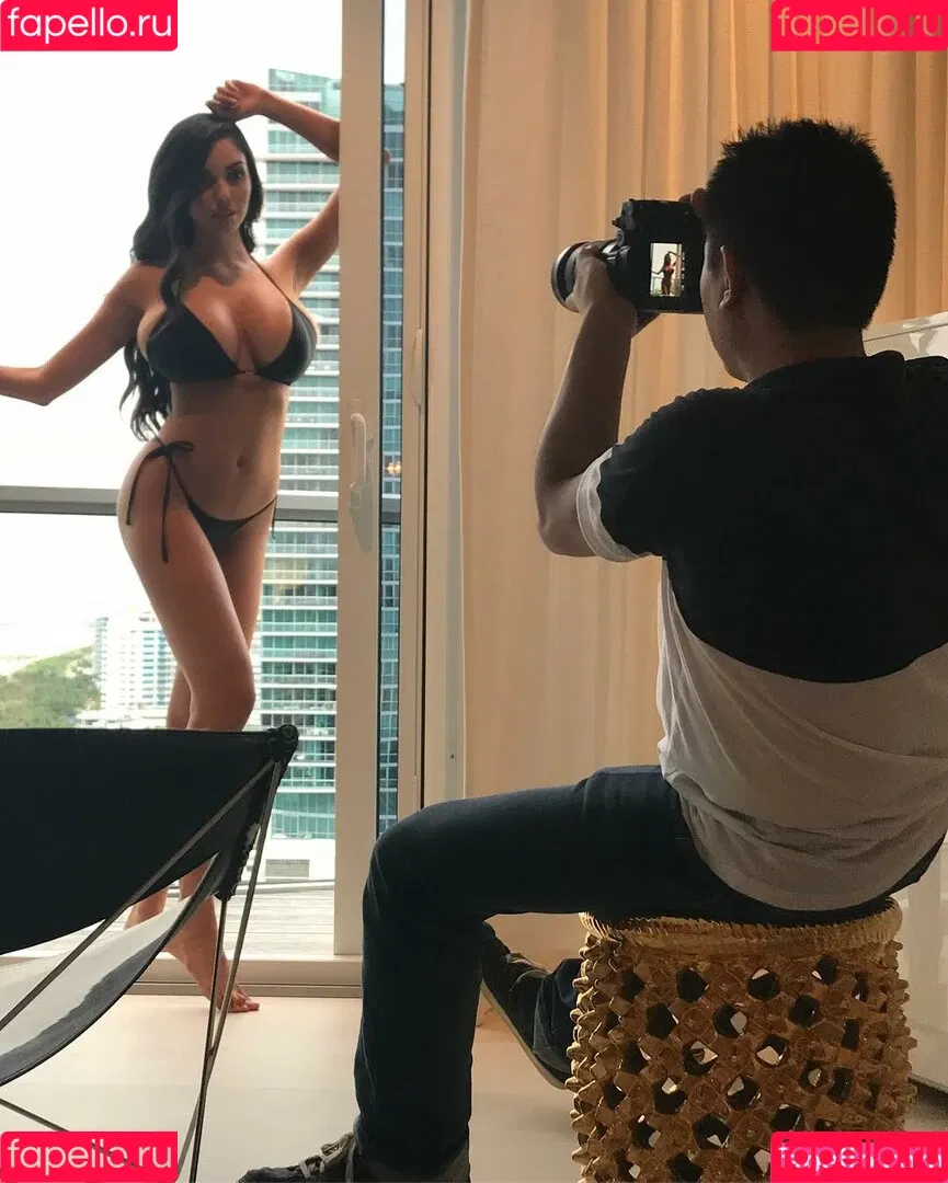 Tara Yazdi Onlyfans Photo Gallery 