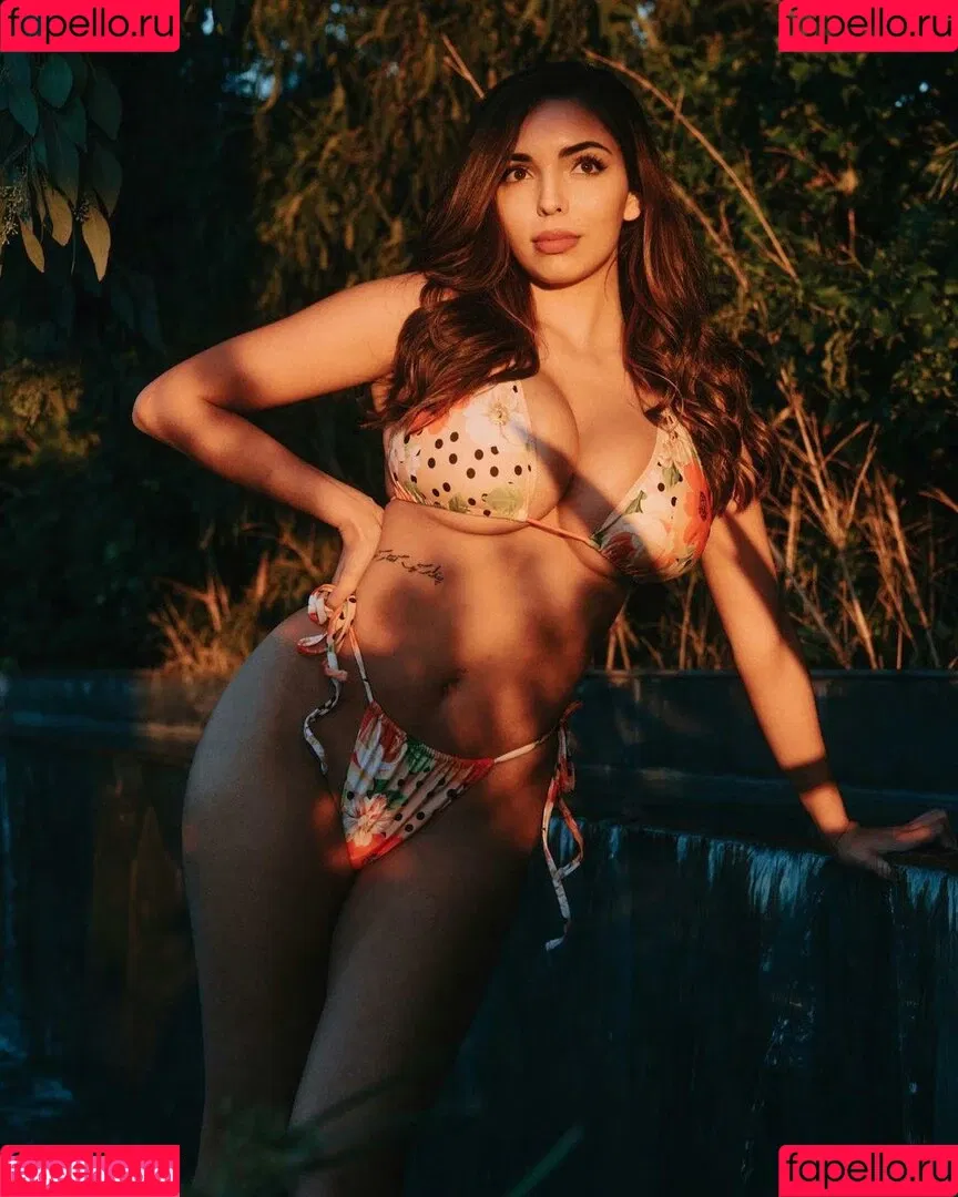 Tara Yazdi Onlyfans Photo Gallery 