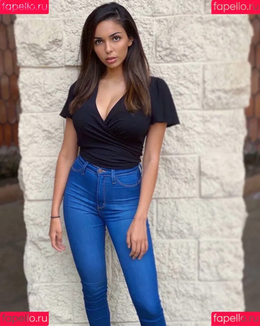 Tara Yazdi Onlyfans Photo Gallery 