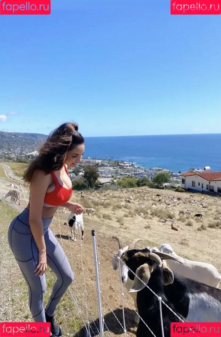 Tara Yazdi Onlyfans Photo Gallery 