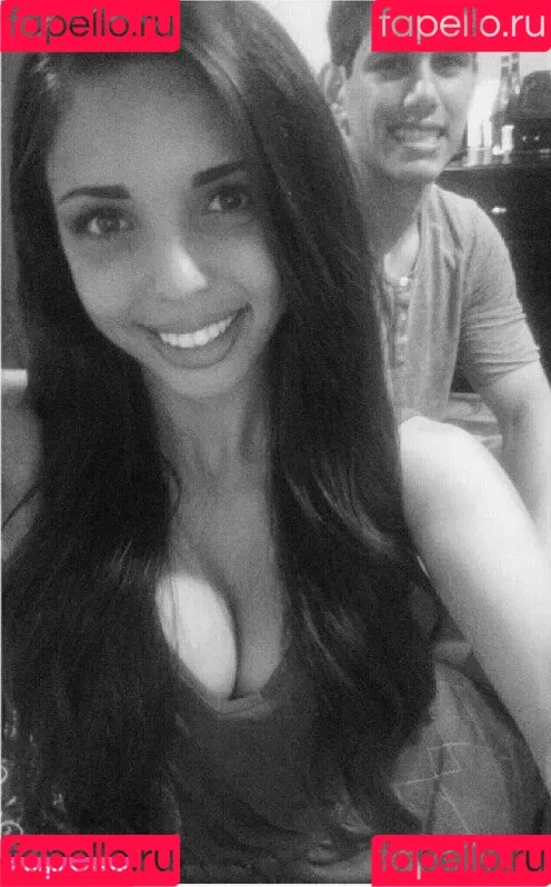 Tara Yazdi Onlyfans Photo Gallery 