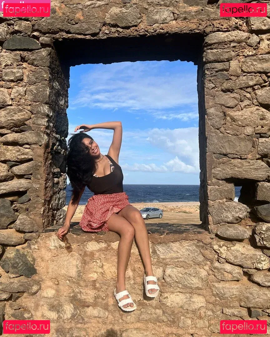 Tara Yazdi Onlyfans Photo Gallery 