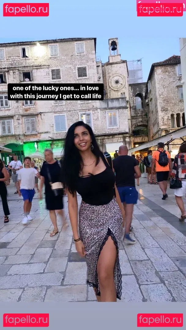 Tara Yazdi Onlyfans Photo Gallery 