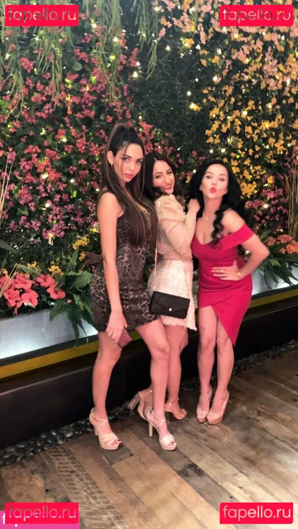 Tara Yazdi Onlyfans Photo Gallery 