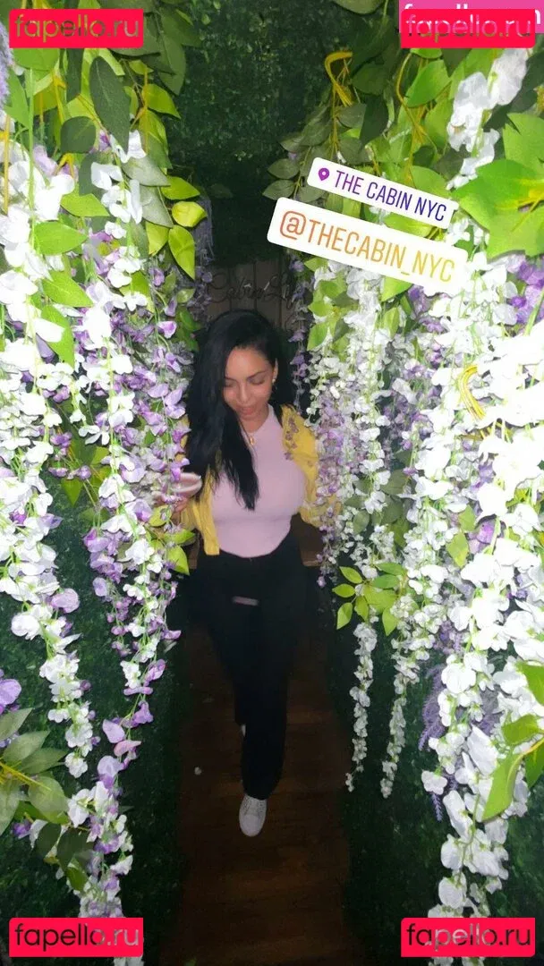 Tara Yazdi Onlyfans Photo Gallery 