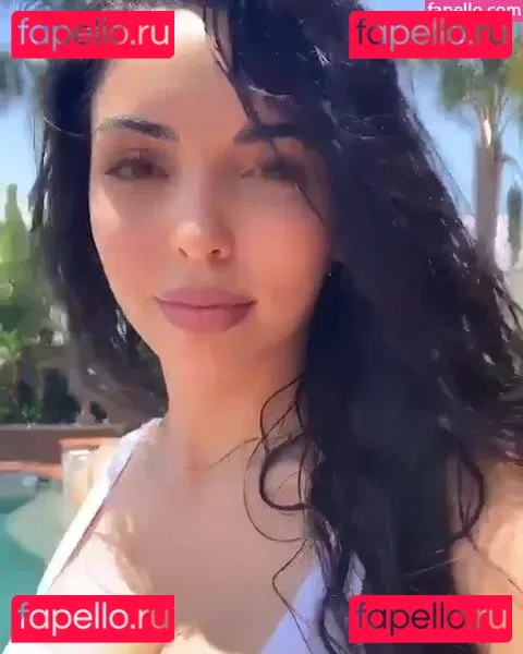 Tara Yazdi Onlyfans Photo Gallery 