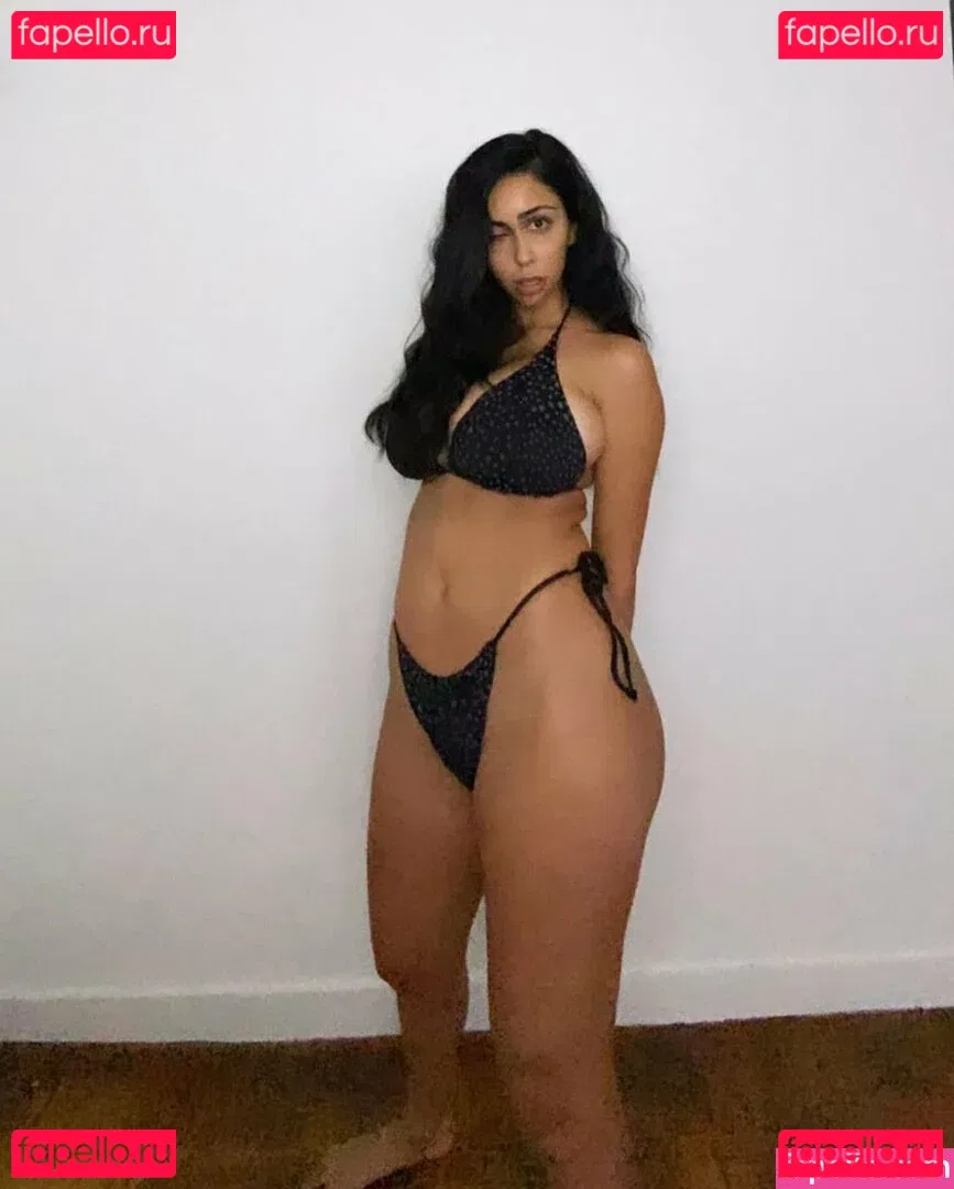 Tara Yazdi Onlyfans Photo Gallery 