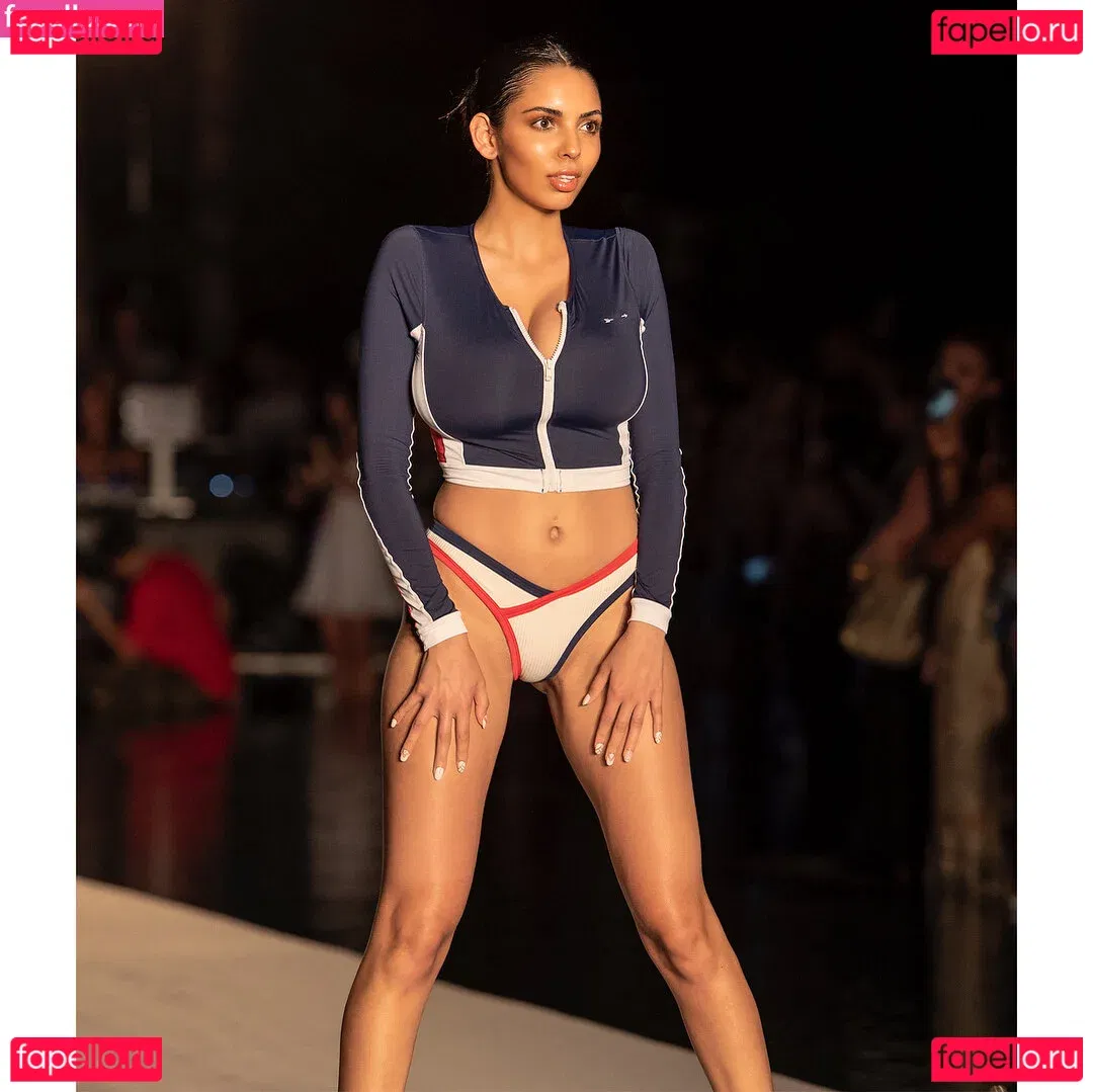 Tara Yazdi Onlyfans Photo Gallery 