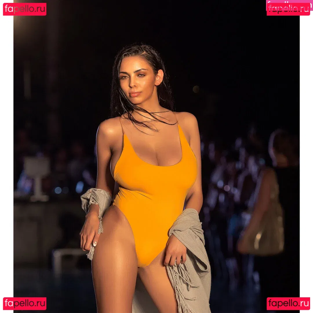 Tara Yazdi Onlyfans Photo Gallery 