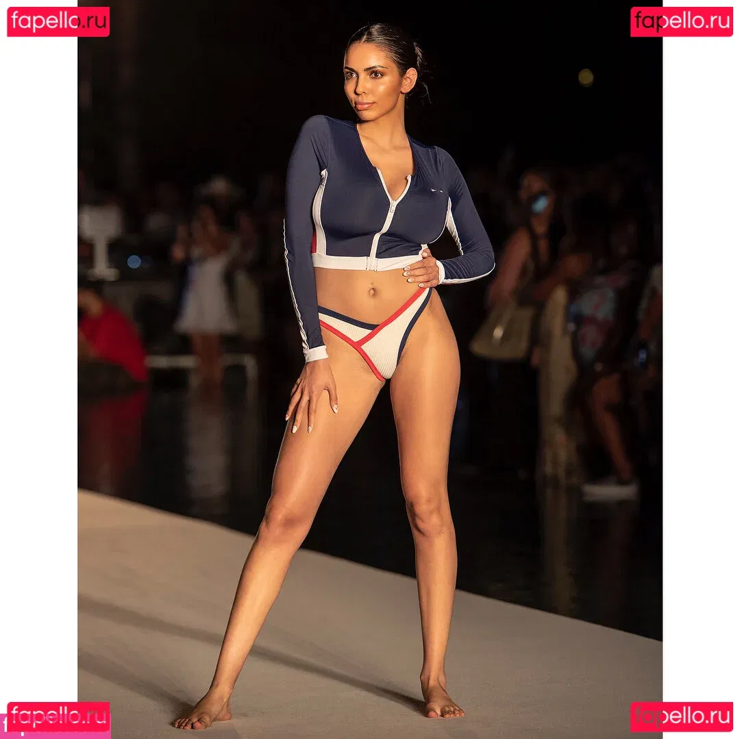 Tara Yazdi Onlyfans Photo Gallery 