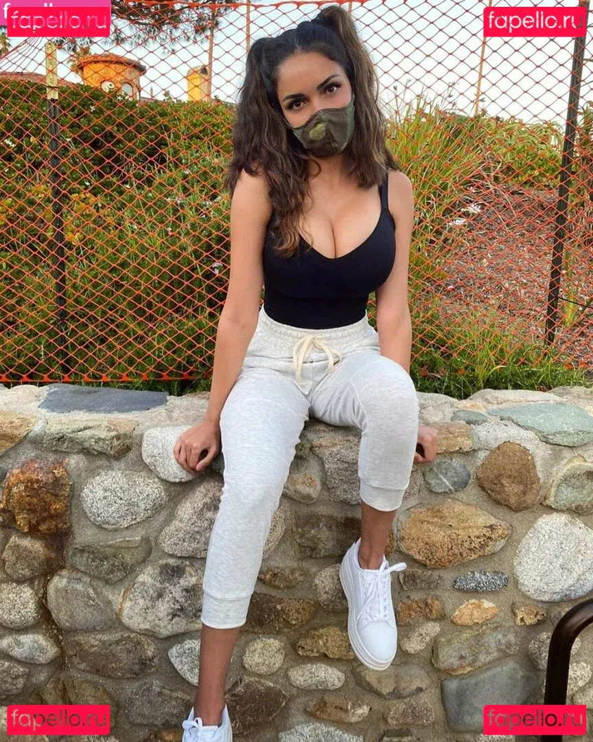 Tara Yazdi Onlyfans Photo Gallery 