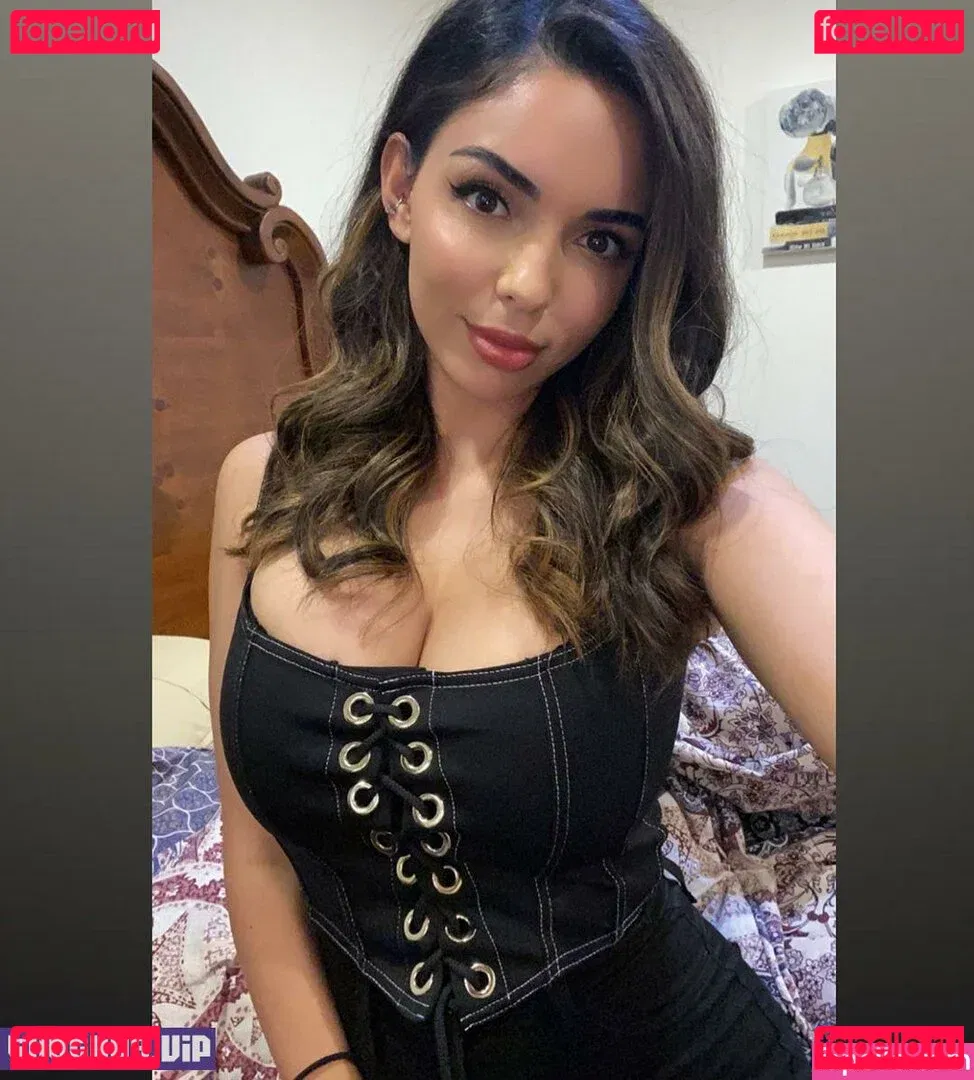 Tara Yazdi Onlyfans Photo Gallery 