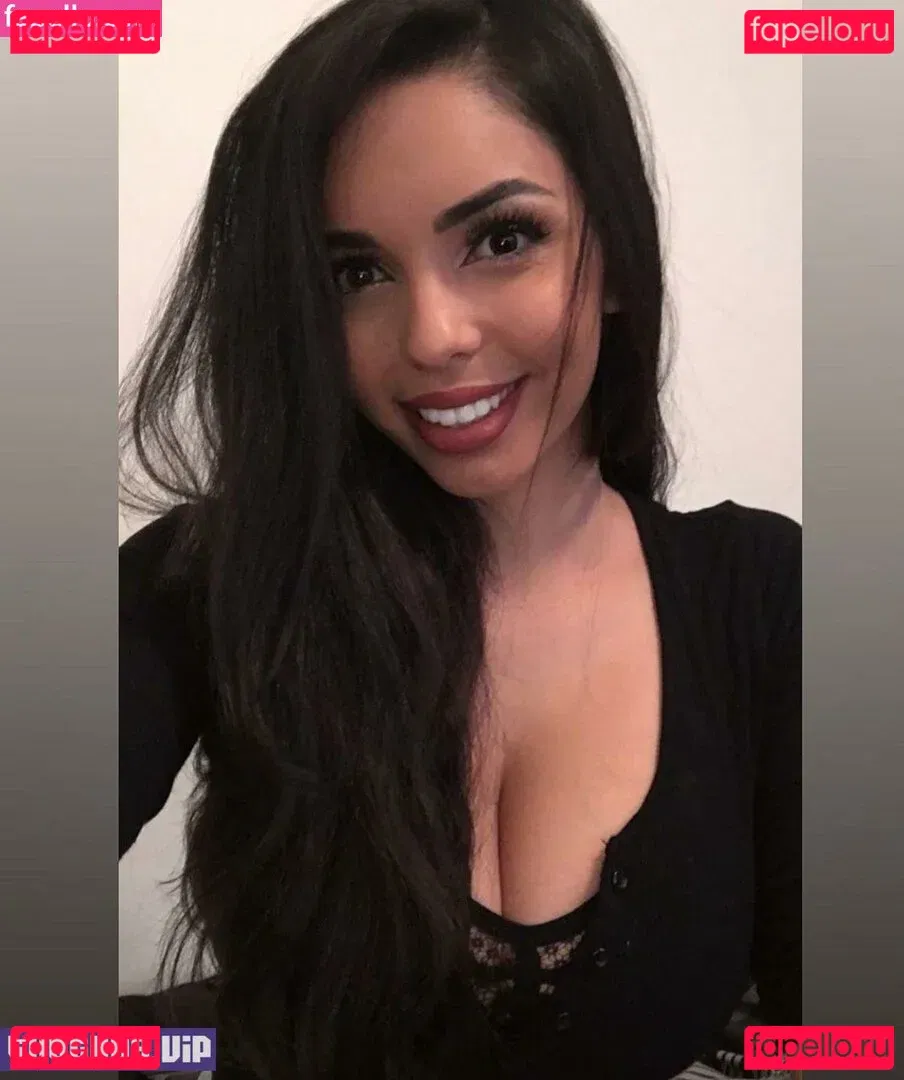 Tara Yazdi Onlyfans Photo Gallery 