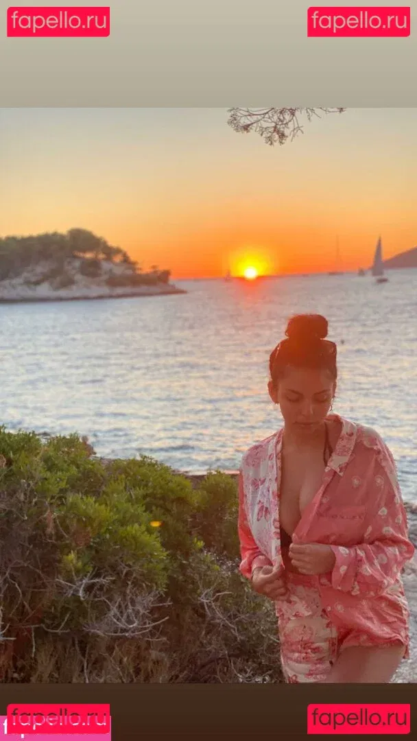 Tara Yazdi Onlyfans Photo Gallery 