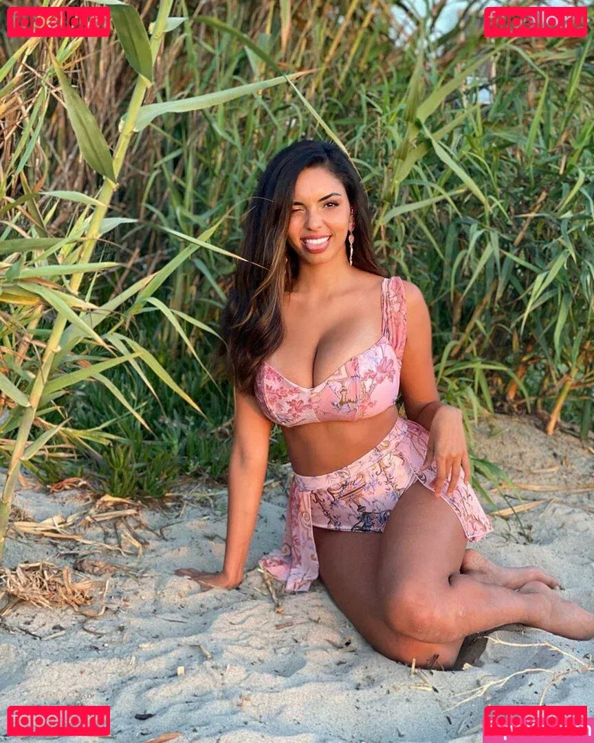 Tara Yazdi Onlyfans Photo Gallery 