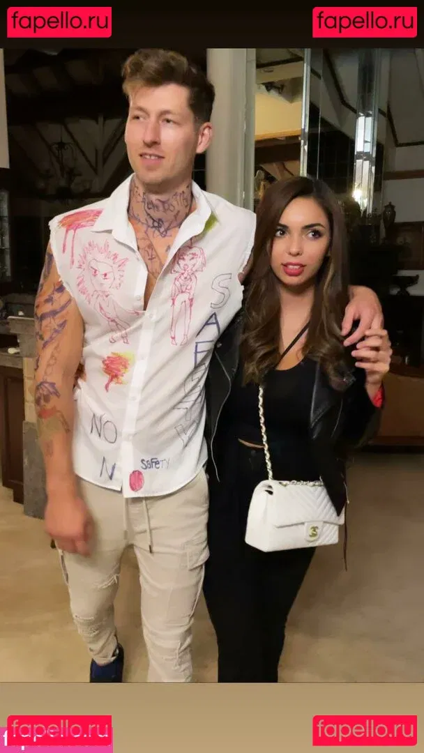 Tara Yazdi Onlyfans Photo Gallery 