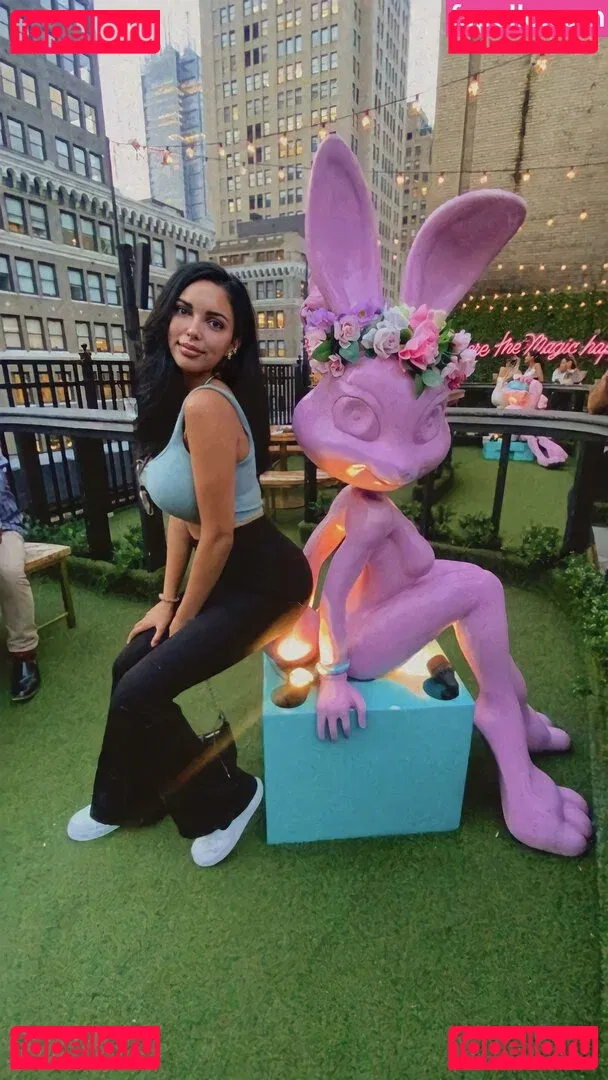 Tara Yazdi Onlyfans Photo Gallery 