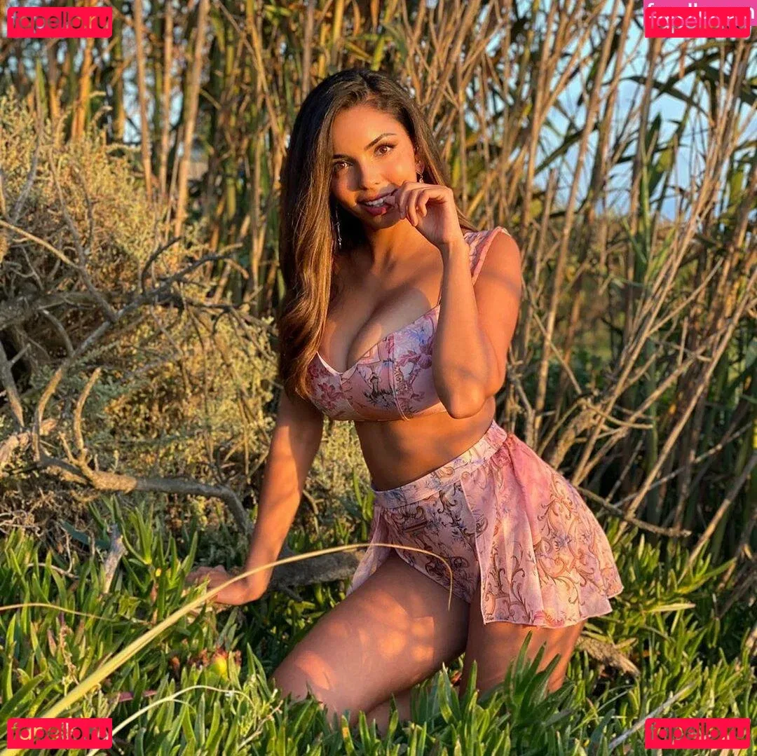 Tara Yazdi Onlyfans Photo Gallery 