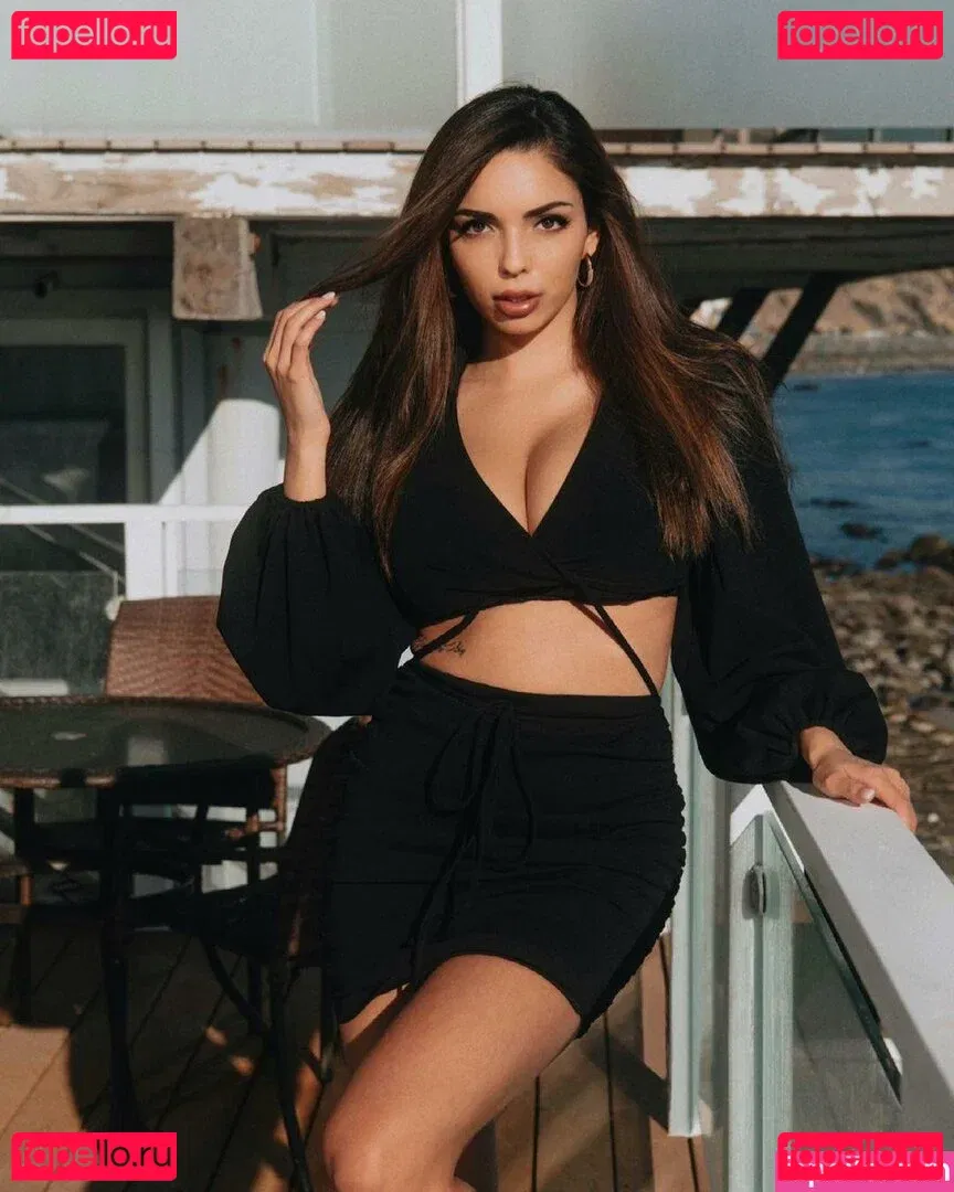 Tara Yazdi Onlyfans Photo Gallery 