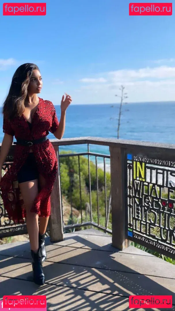 Tara Yazdi Onlyfans Photo Gallery 