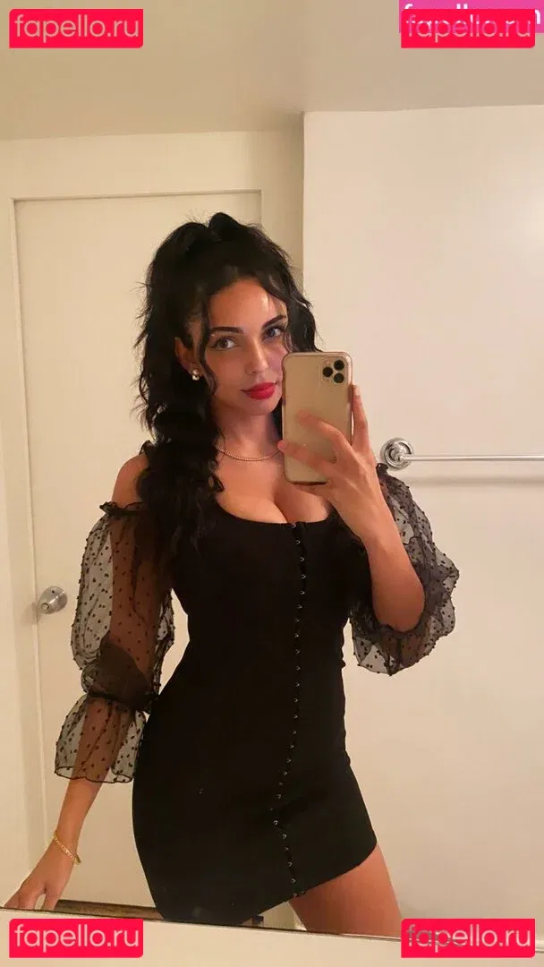 Tara Yazdi Onlyfans Photo Gallery 