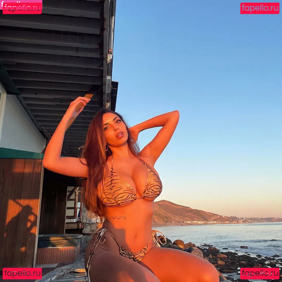 Tara Yazdi Onlyfans Photo Gallery 