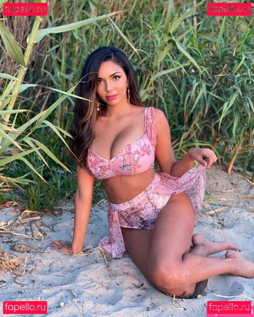 Tara Yazdi Onlyfans Photo Gallery 