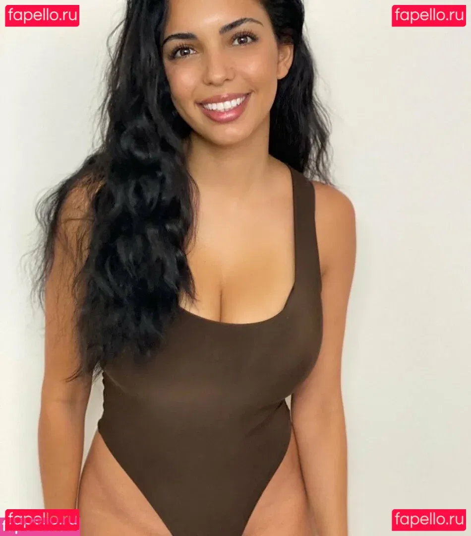 Tara Yazdi Onlyfans Photo Gallery 