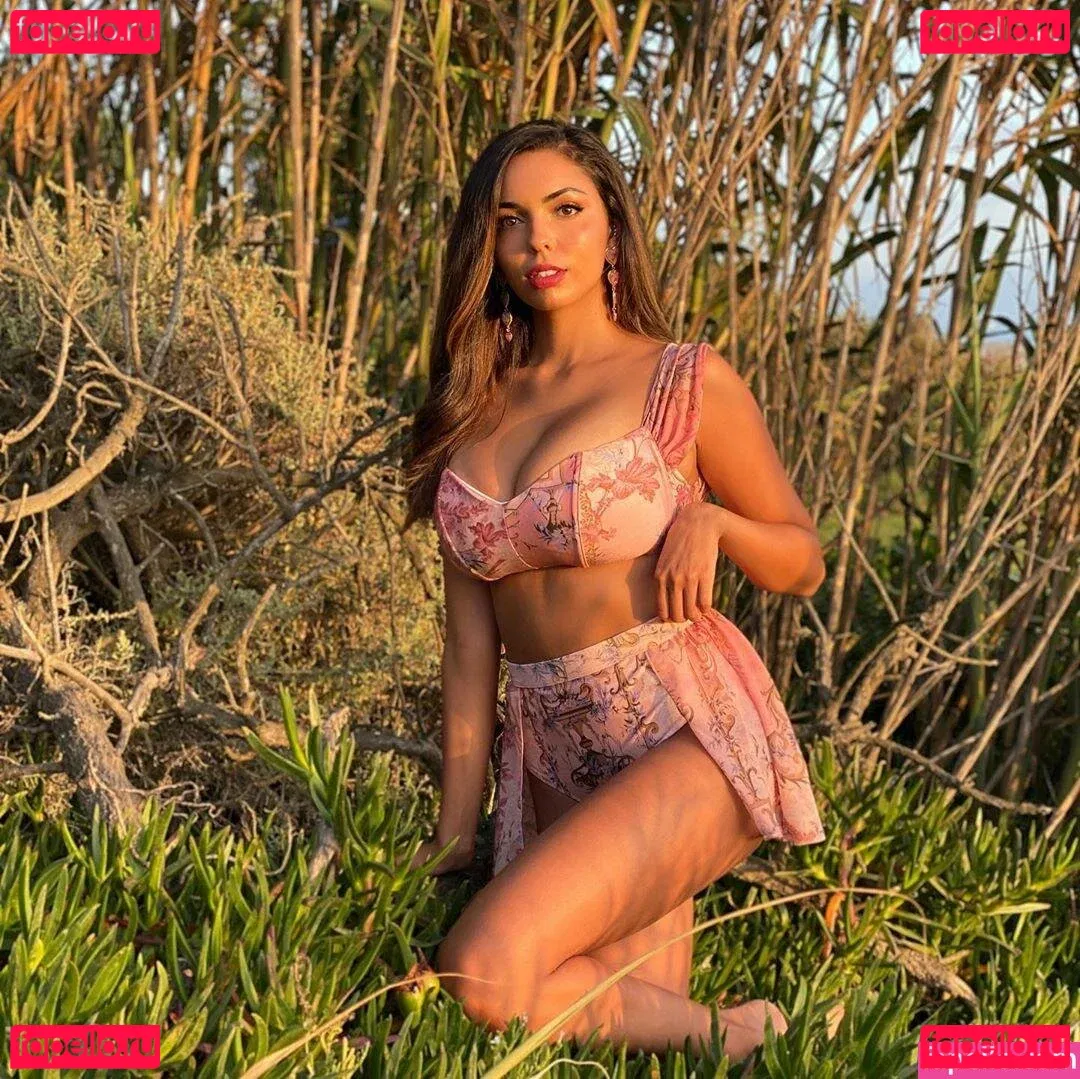 Tara Yazdi Onlyfans Photo Gallery 