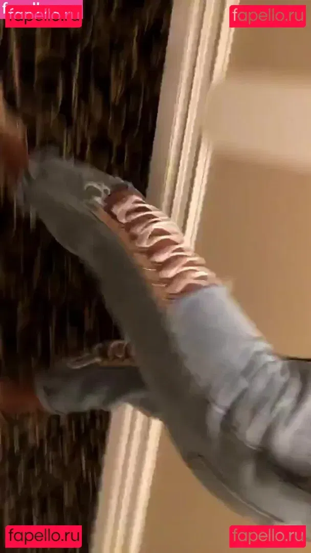 Tara Yazdi Onlyfans Photo Gallery 