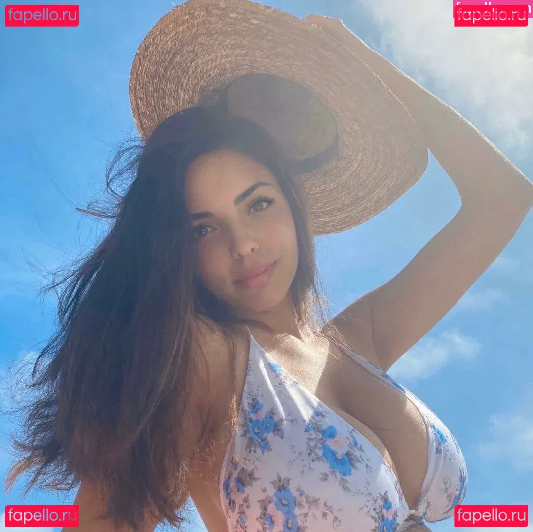 Tara Yazdi Onlyfans Photo Gallery 