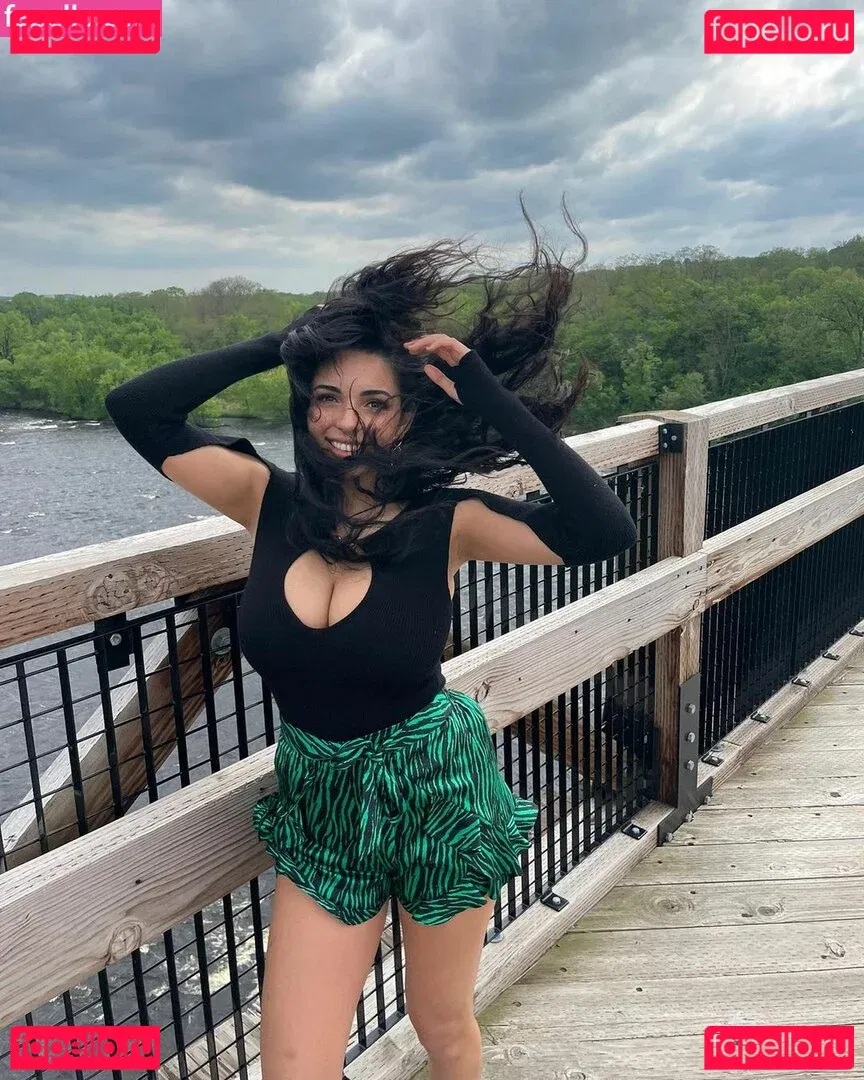 Tara Yazdi Onlyfans Photo Gallery 