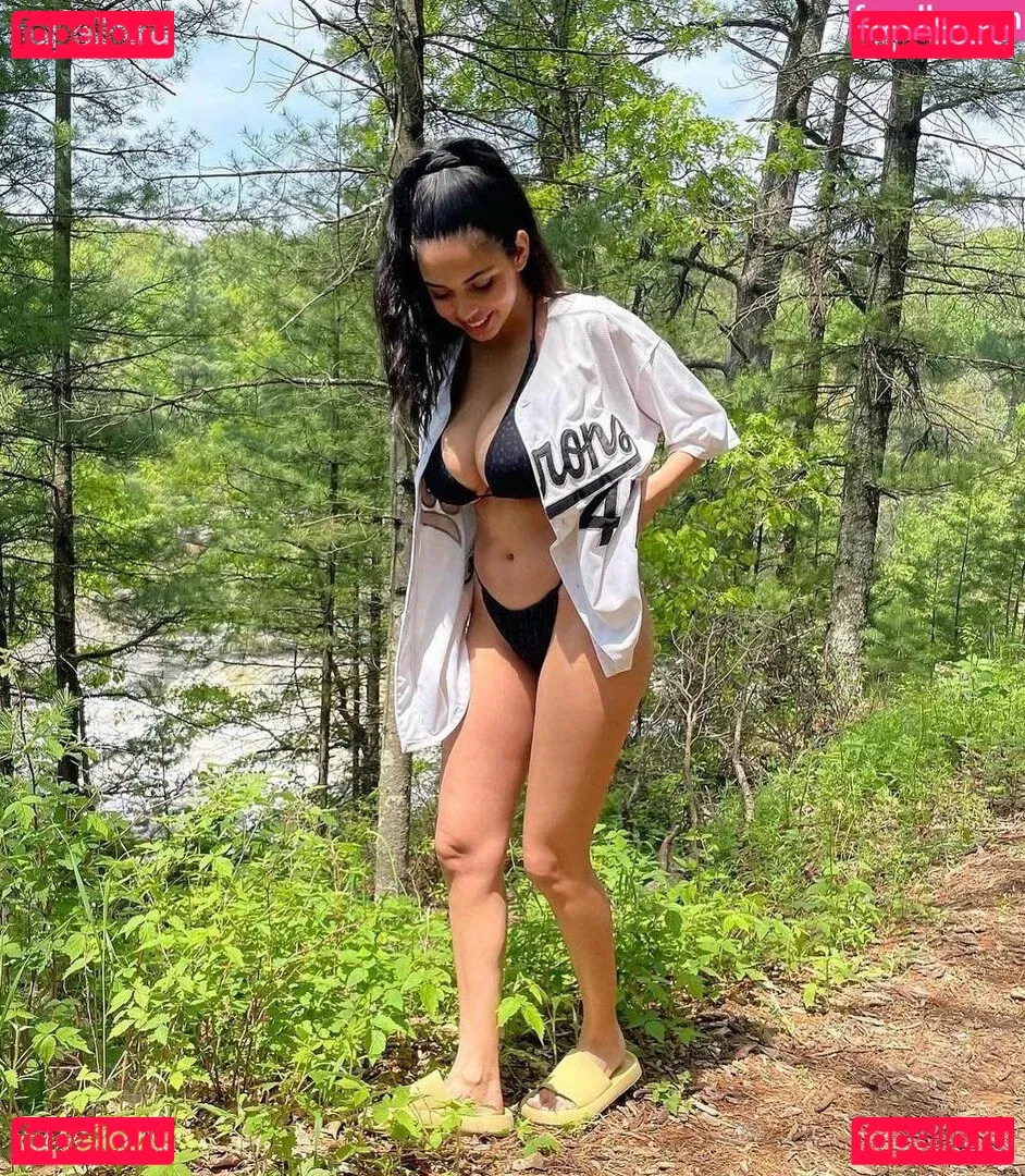 Tara Yazdi Onlyfans Photo Gallery 