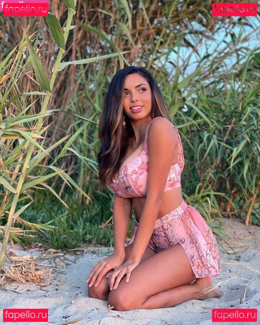 Tara Yazdi Onlyfans Photo Gallery 