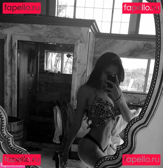 Tara Yazdi Onlyfans Photo Gallery 