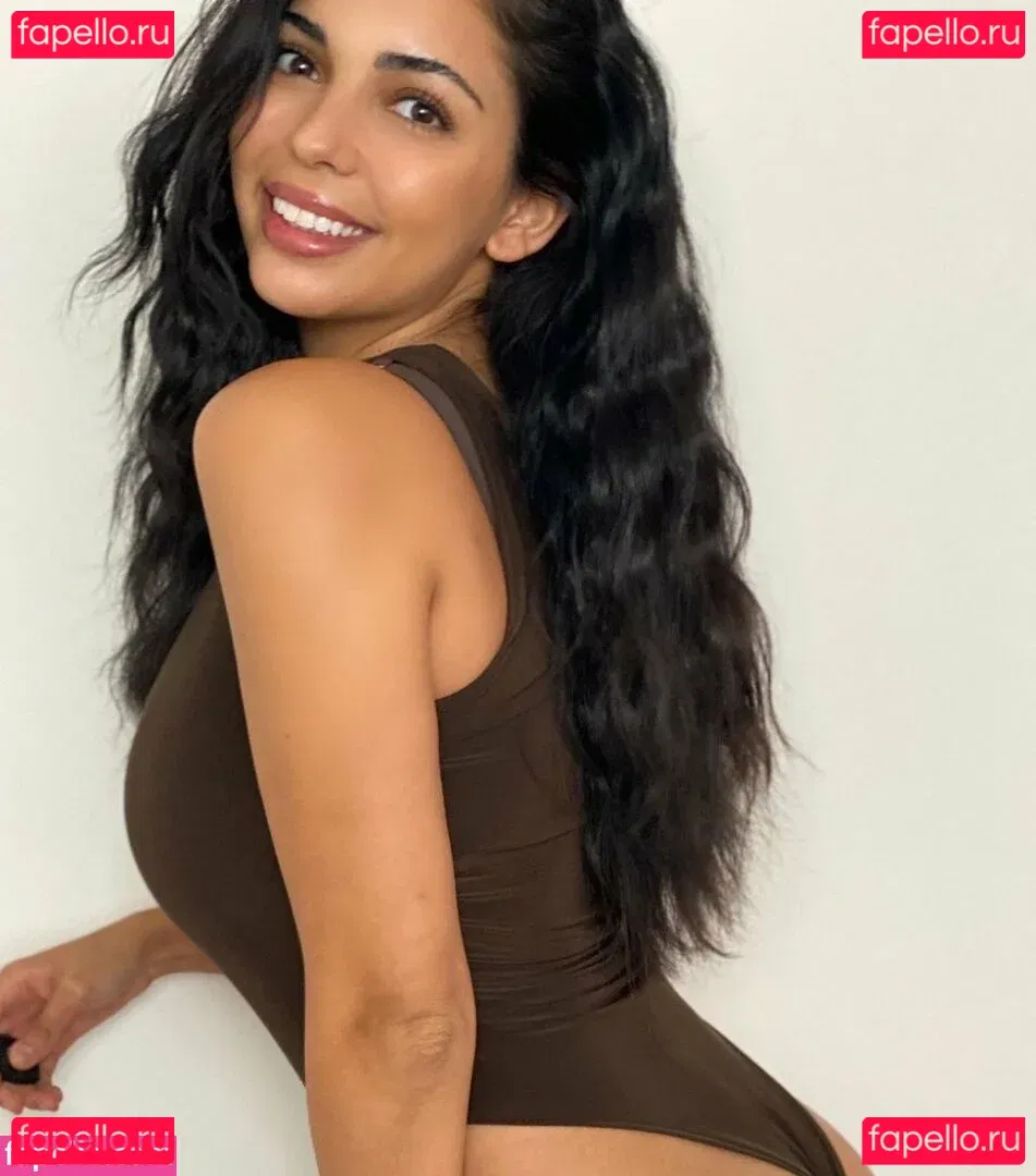 Tara Yazdi Onlyfans Photo Gallery 