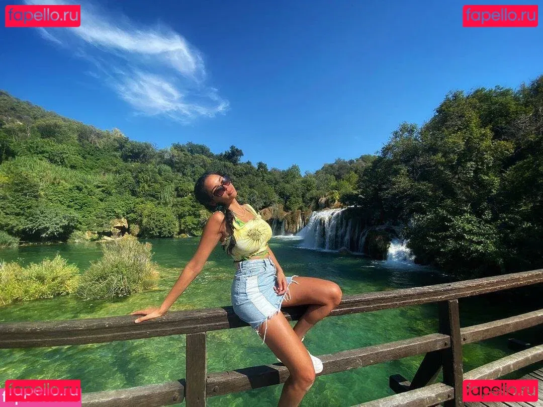 Tara Yazdi Onlyfans Photo Gallery 