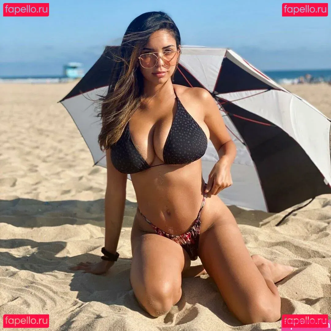 Tara Yazdi Onlyfans Photo Gallery 