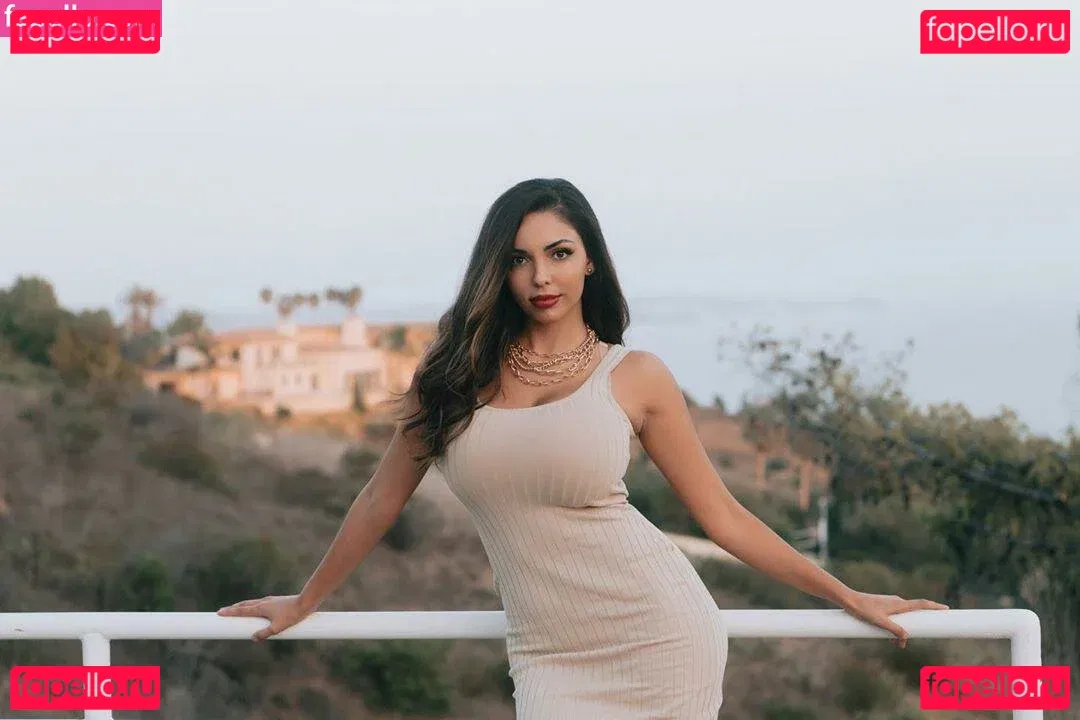 Tara Yazdi Onlyfans Photo Gallery 