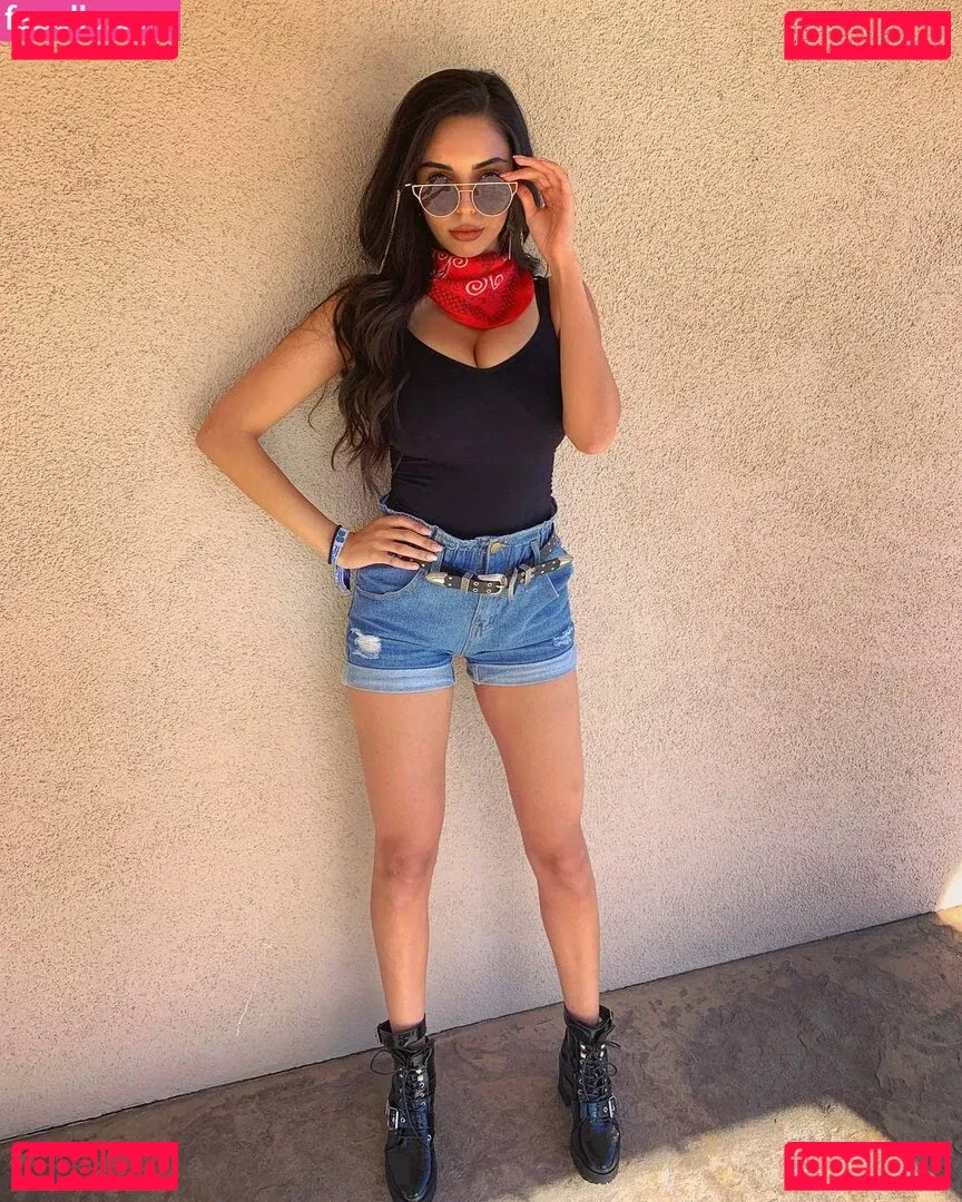 Tara Yazdi Onlyfans Photo Gallery 