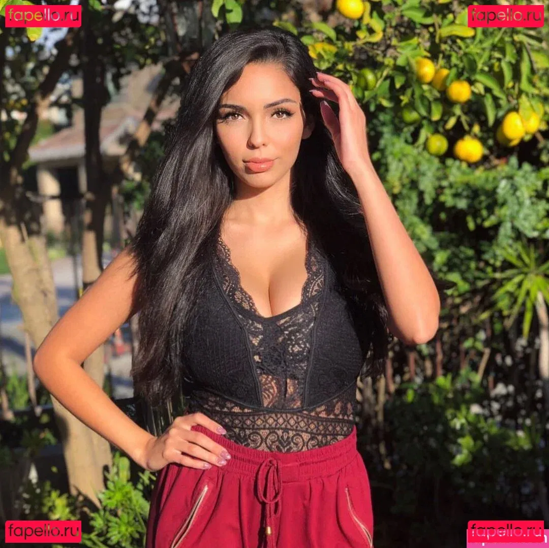 Tara Yazdi Onlyfans Photo Gallery 