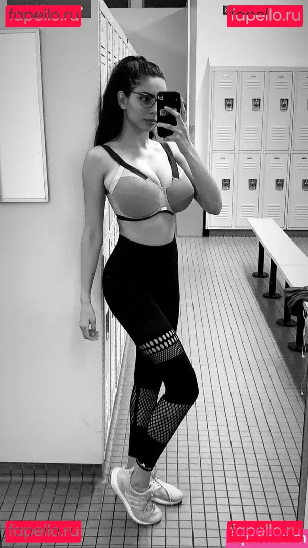 Tara Yazdi Onlyfans Photo Gallery 