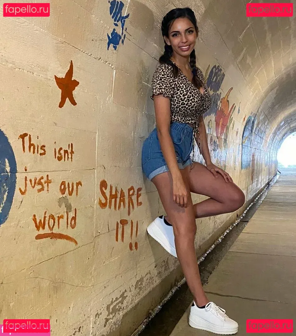 Tara Yazdi Onlyfans Photo Gallery 