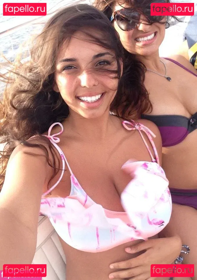 Tara Yazdi Onlyfans Photo Gallery 