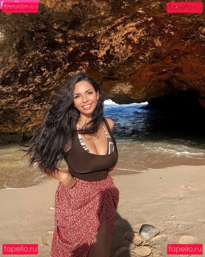 Tara Yazdi Onlyfans Photo Gallery 