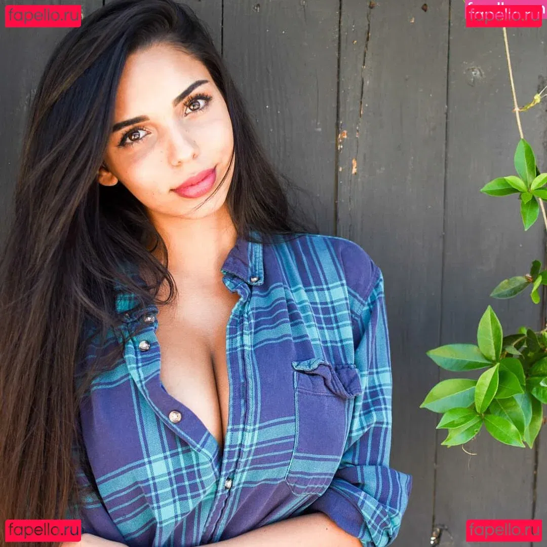 Tara Yazdi Onlyfans Photo Gallery 