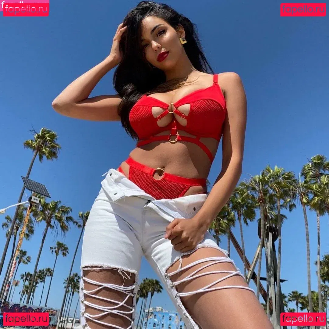 Tara Yazdi Onlyfans Photo Gallery 