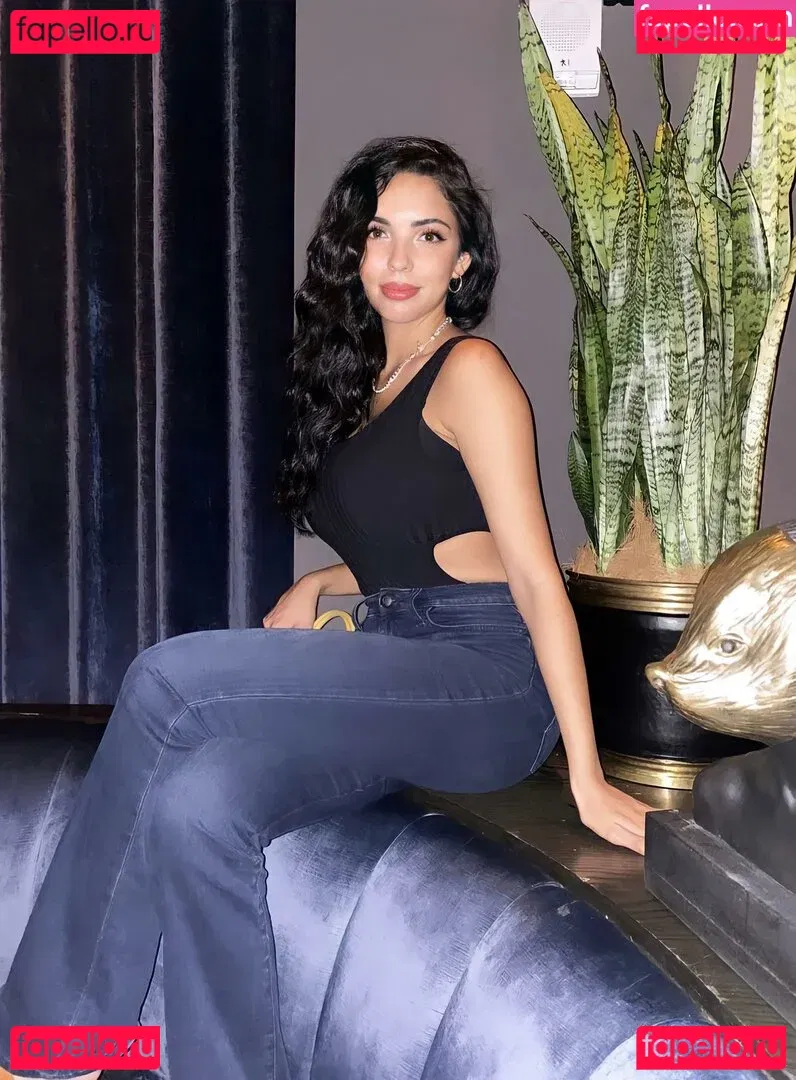 Tara Yazdi Onlyfans Photo Gallery 